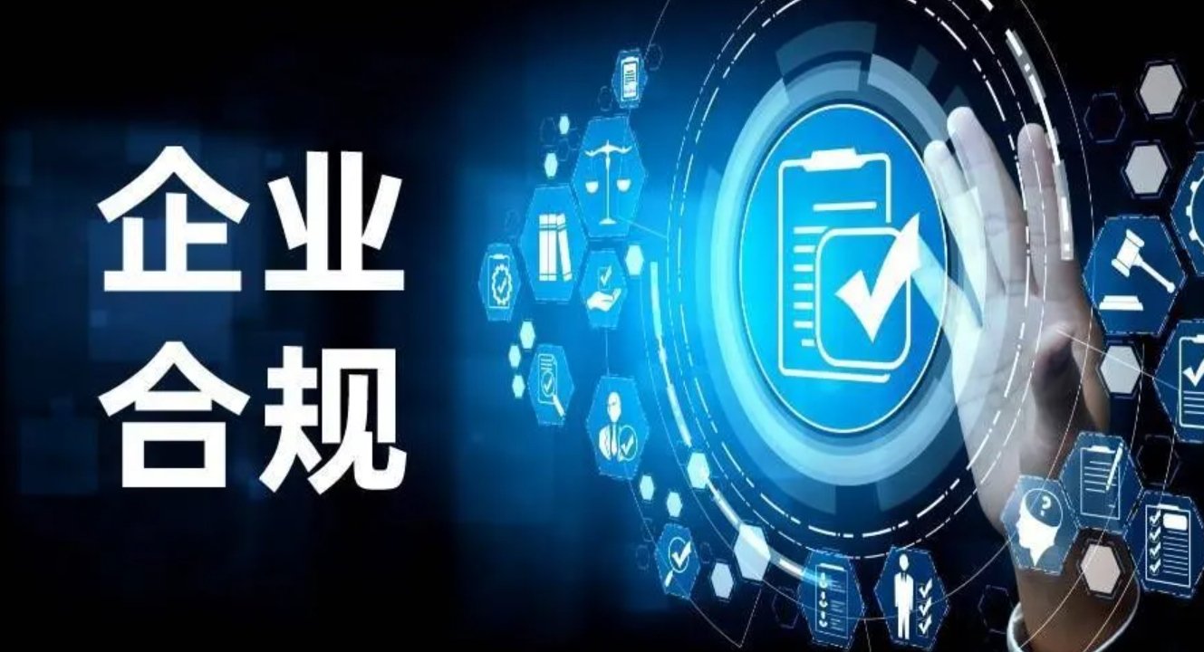 一位用户面对两台电脑屏幕,一台显示交易软件,另一台显示账户费率明细